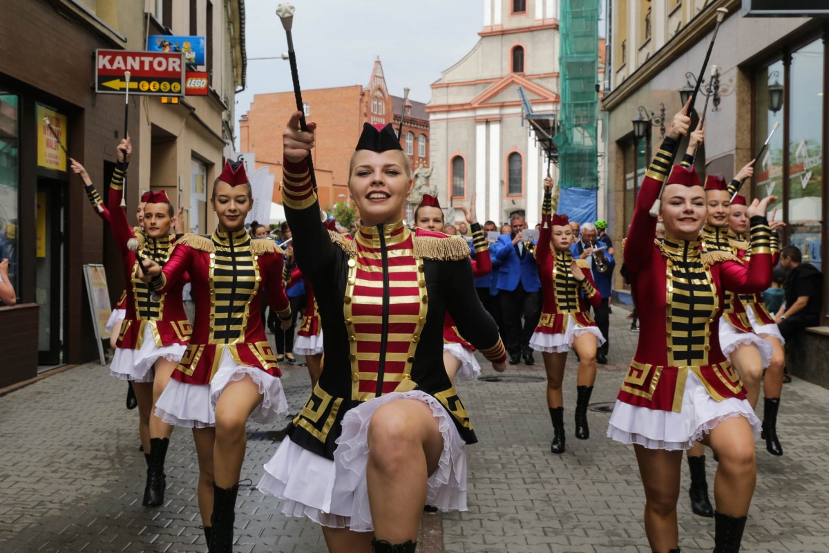 Mażoretki maszerujące podczas parady festiwalowej